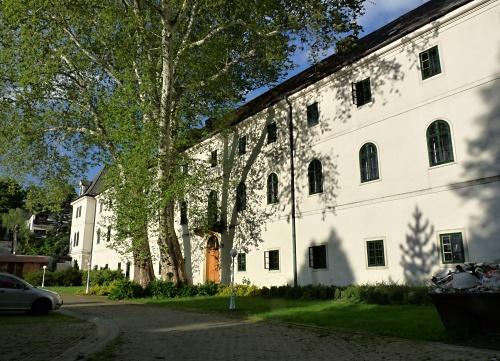 Exercičný dom (pôvodne pavlínsky kláštor, neskôr kaštieľ)